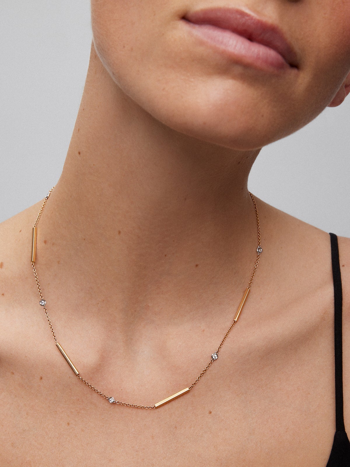 Collar gargantilla con barras de oro rosa de 18K y diamantes