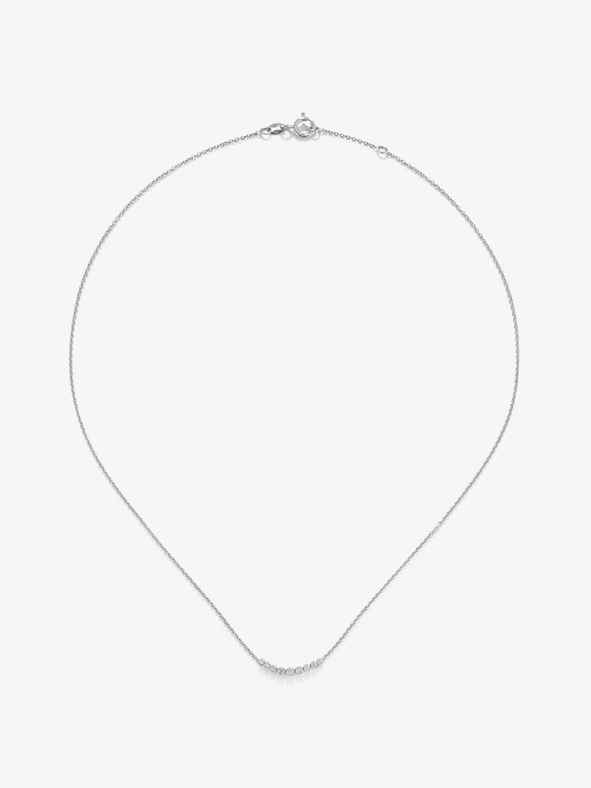 Collar de oro blanco de 18K con 9 diamantes en talla brillante con un total de 0,26 cts