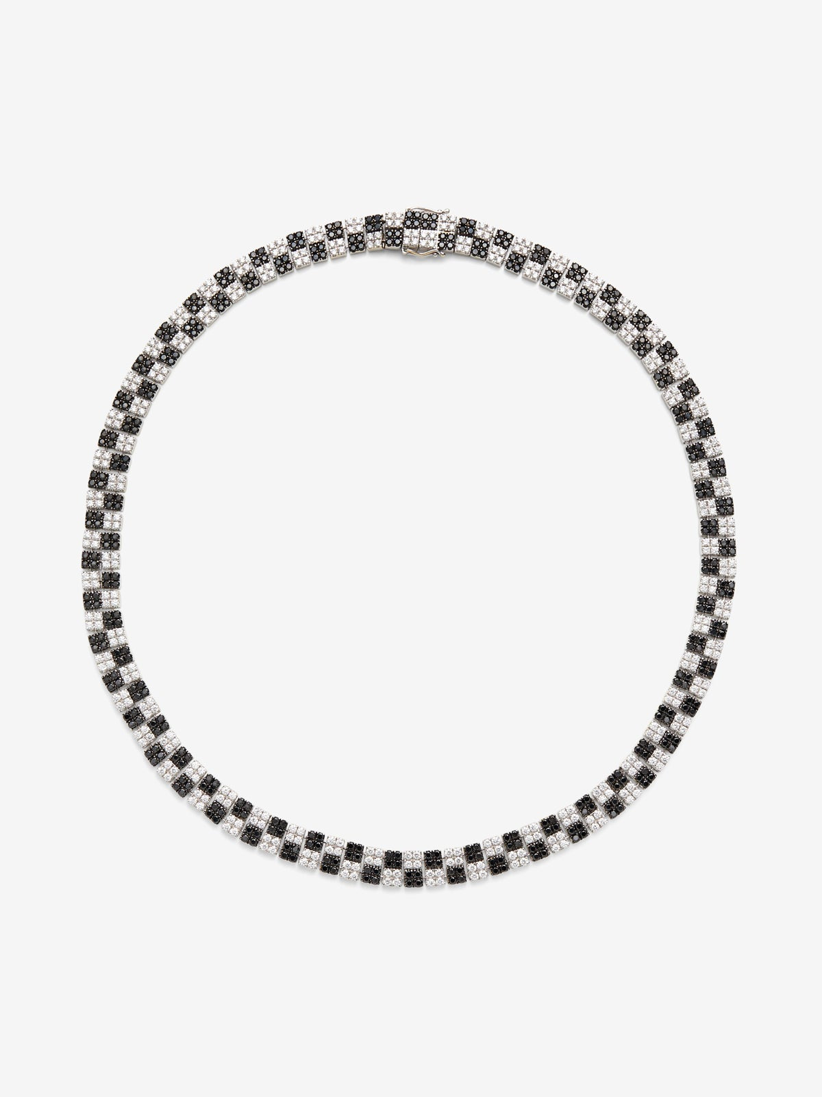 Collar de oro blanco de 18K con 452 diamantes blancos en talla brillante con un total de 7,8 cts y 452 negros con un total de 8,52 cts