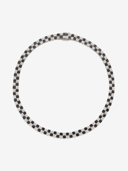 Collar de oro blanco de 18K con 452 diamantes blancos en talla brillante con un total de 7,8 cts y 452 negros con un total de 8,52 cts