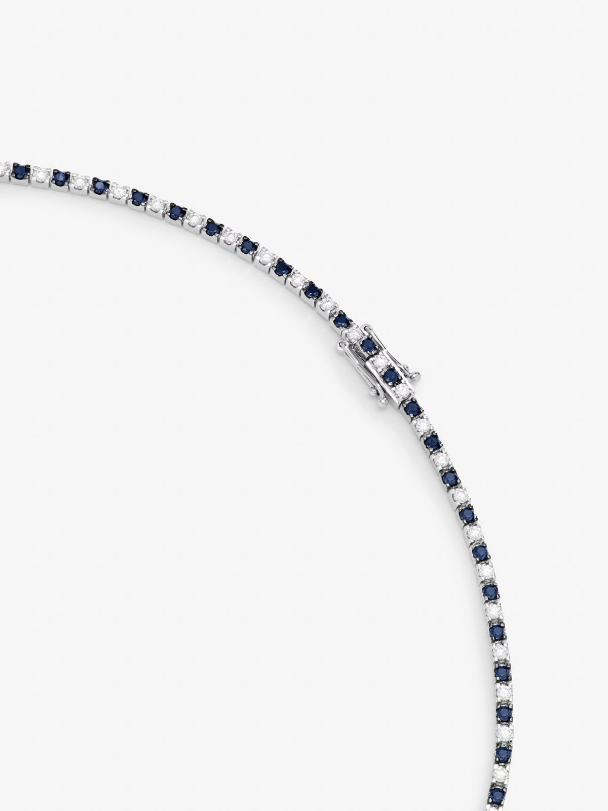 Collar rivière de oro blanco de 18K con diamantes y zafiros azules