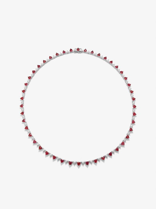 Collar de oro blanco de 18K con rubíes rojos en talla corazón de 12,62 cts y diamantes blancos en talla brillante de 2,51 cts