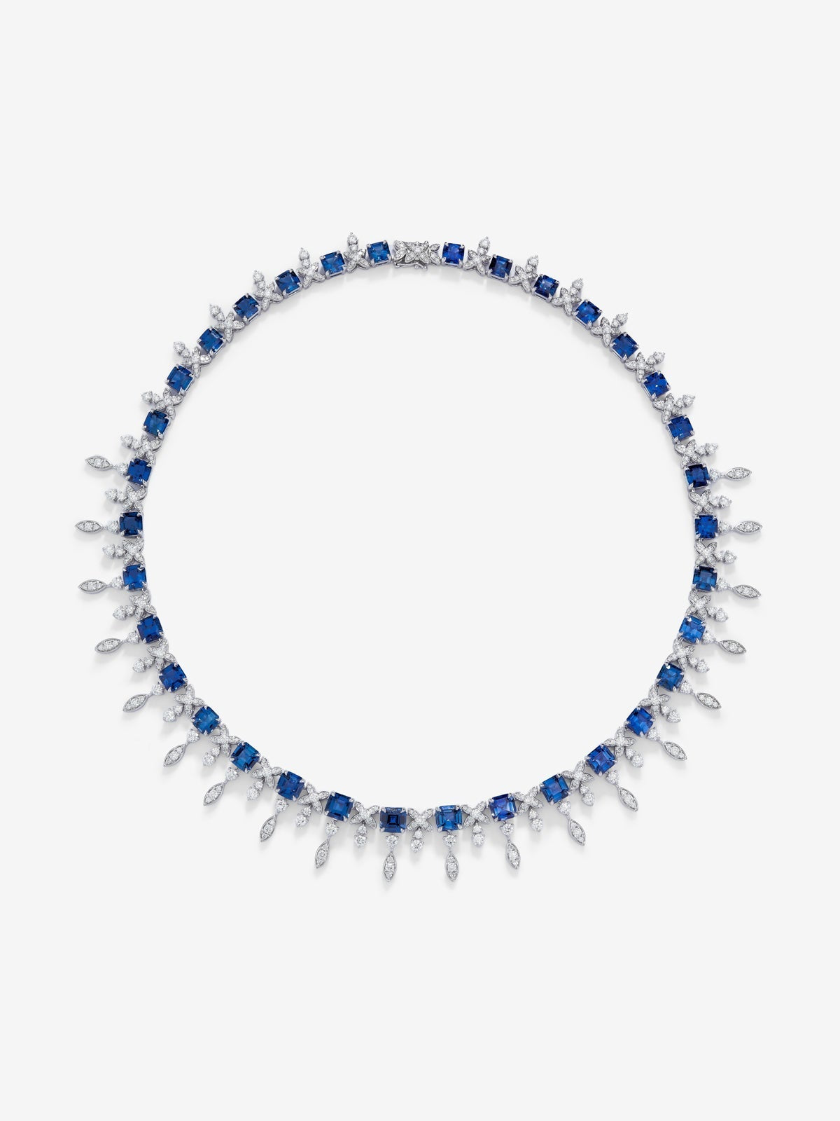 Collar de oro blanco de 18K con zafiros azules en talla princesa de 37,4 cts y diamantes blancos en talla brillante de 11 cts