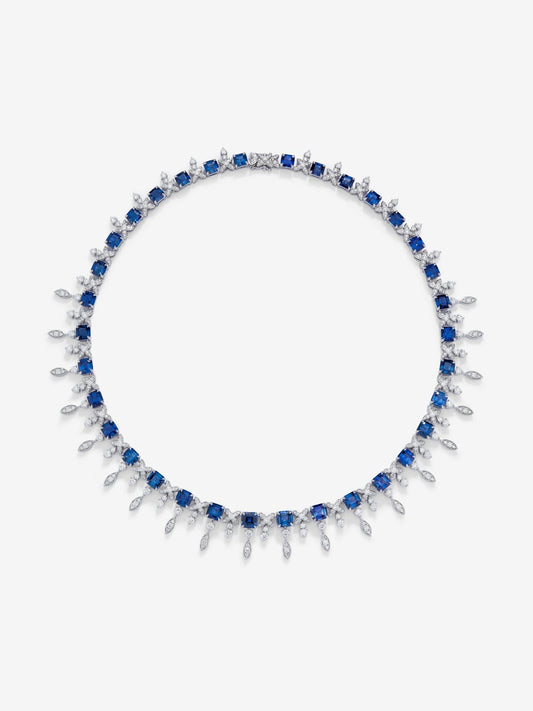 Collar de oro blanco de 18K con zafiros azules en talla princesa de 37,4 cts y diamantes blancos en talla brillante de 11 cts