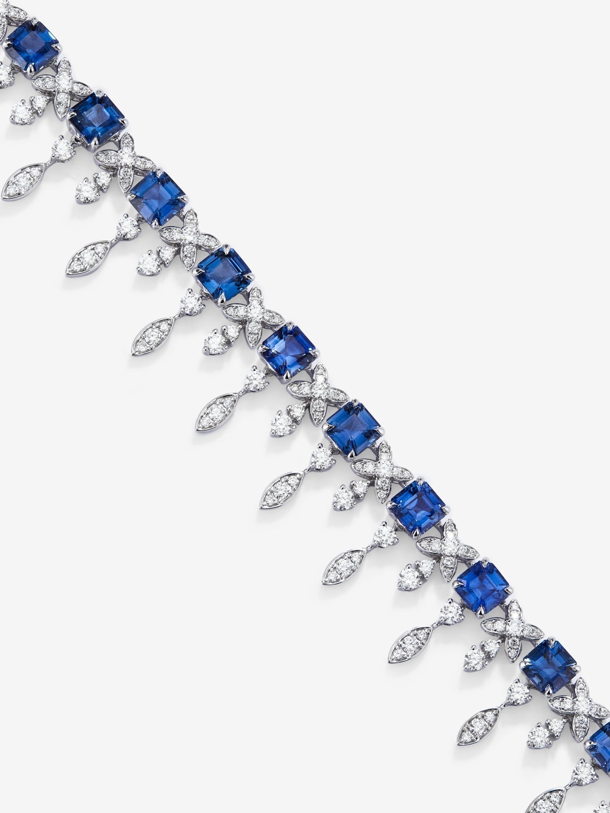 Collar de oro blanco de 18K con zafiros azules en talla princesa de 37,4 cts y diamantes blancos en talla brillante de 11 cts