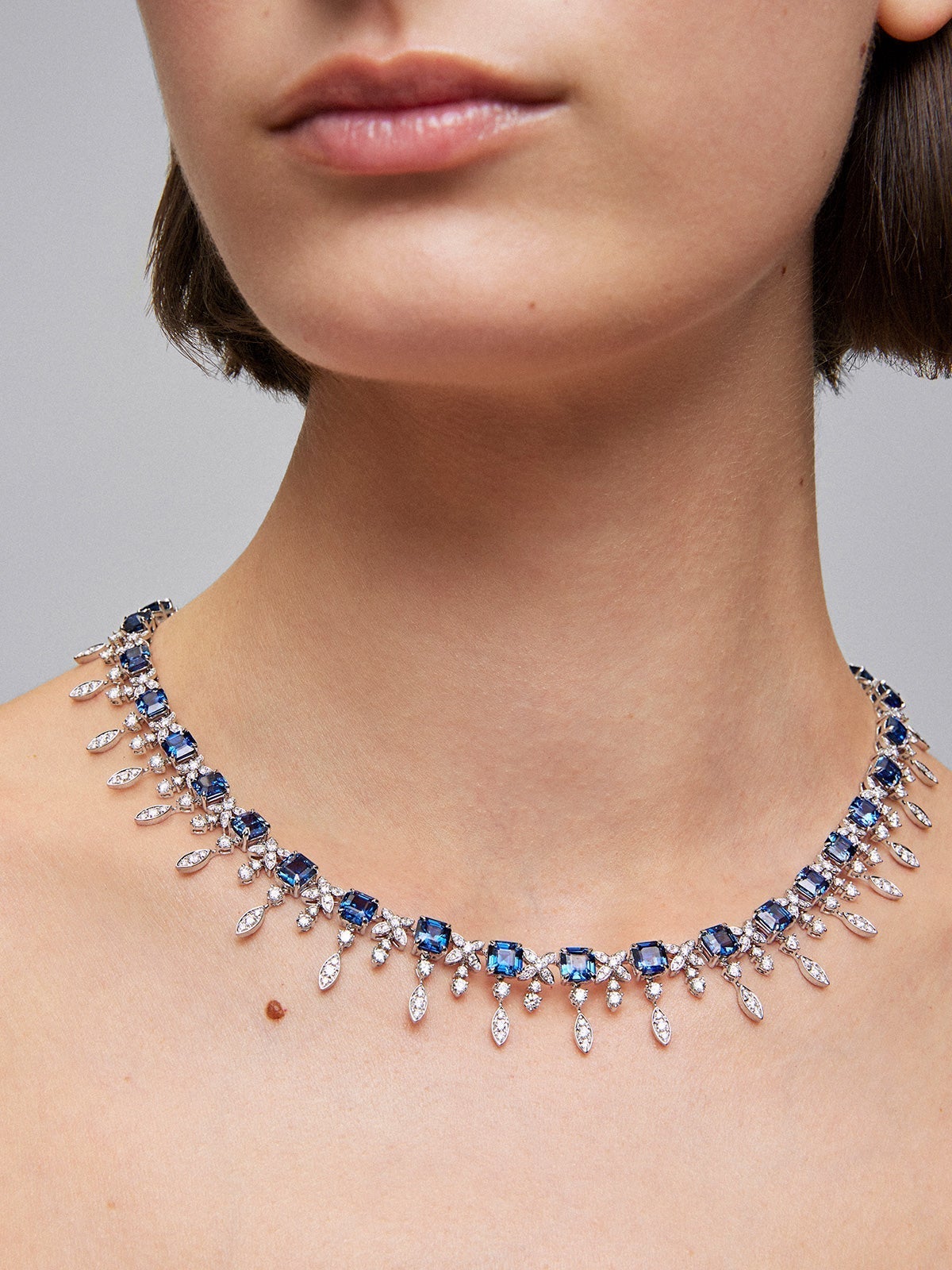 Collar de oro blanco de 18K con zafiros azules en talla princesa de 37,4 cts y diamantes blancos en talla brillante de 11 cts