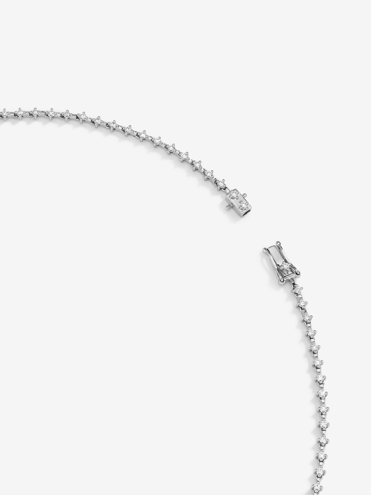 Collar rivière de oro blanco de 18K con esmeralda verde en talla pera de 1,24 cts y diamantes blancos en talla brillante de 0,41 cts