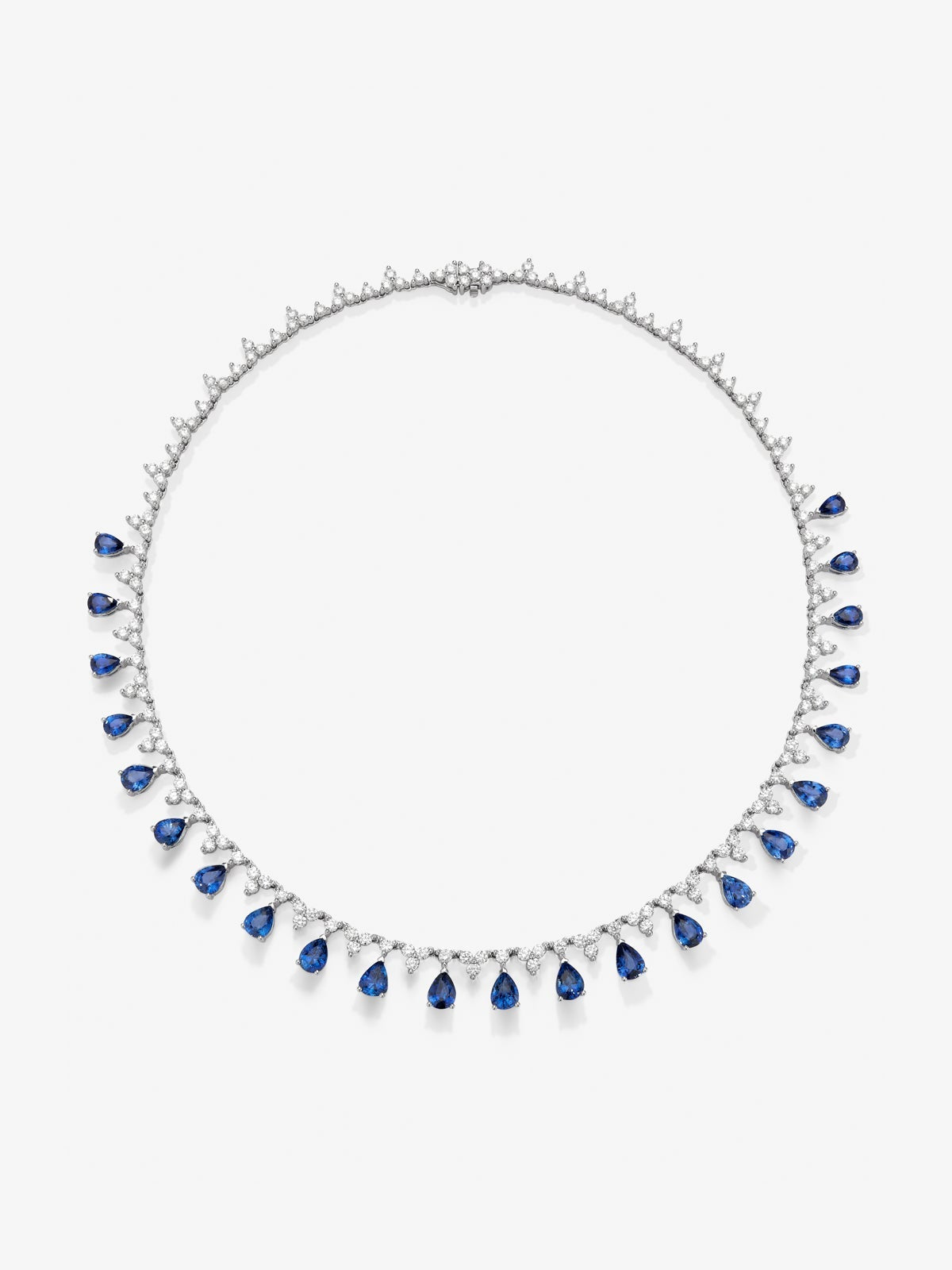 Collar rivière de oro blanco de 18K con zafiros azules en talla pera de 16,62 cts y diamantes blancos en talla brillante de 8,84 cts