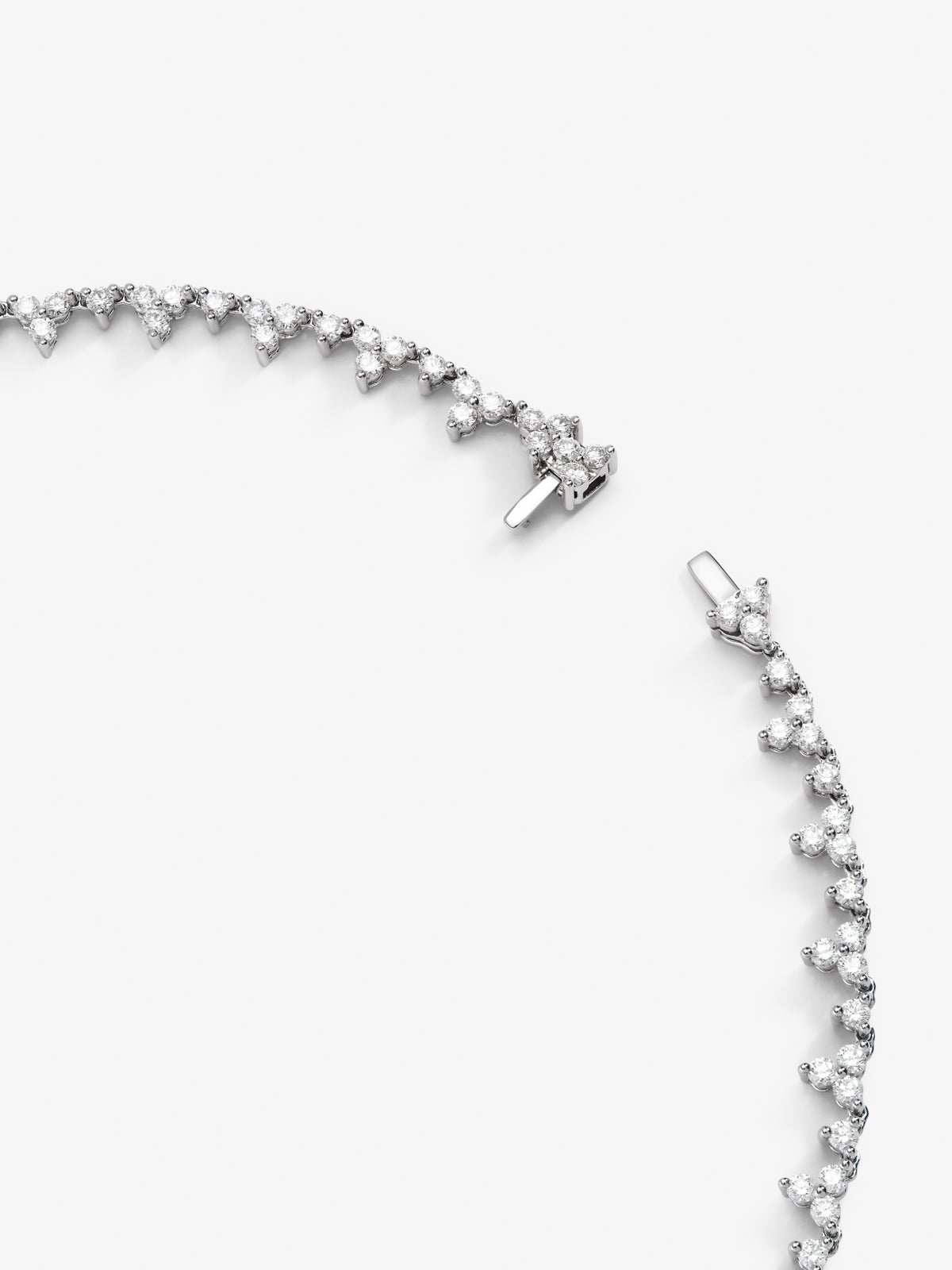 Collar rivière de oro blanco de 18K con zafiros azules en talla pera de 16,62 cts y diamantes blancos en talla brillante de 8,84 cts