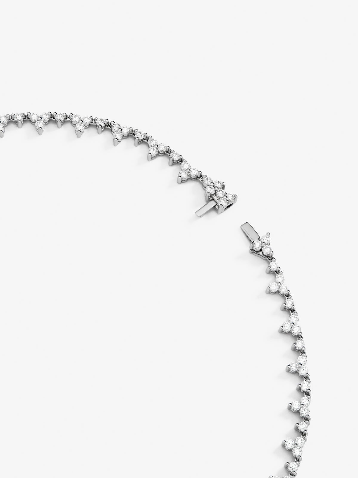 Collar rivière de oro blanco de 18K con 19 zafiros rosas en talla pera con un total de 16,03 cts y 161 diamantes en talla redonda con un total de 8,85 cts