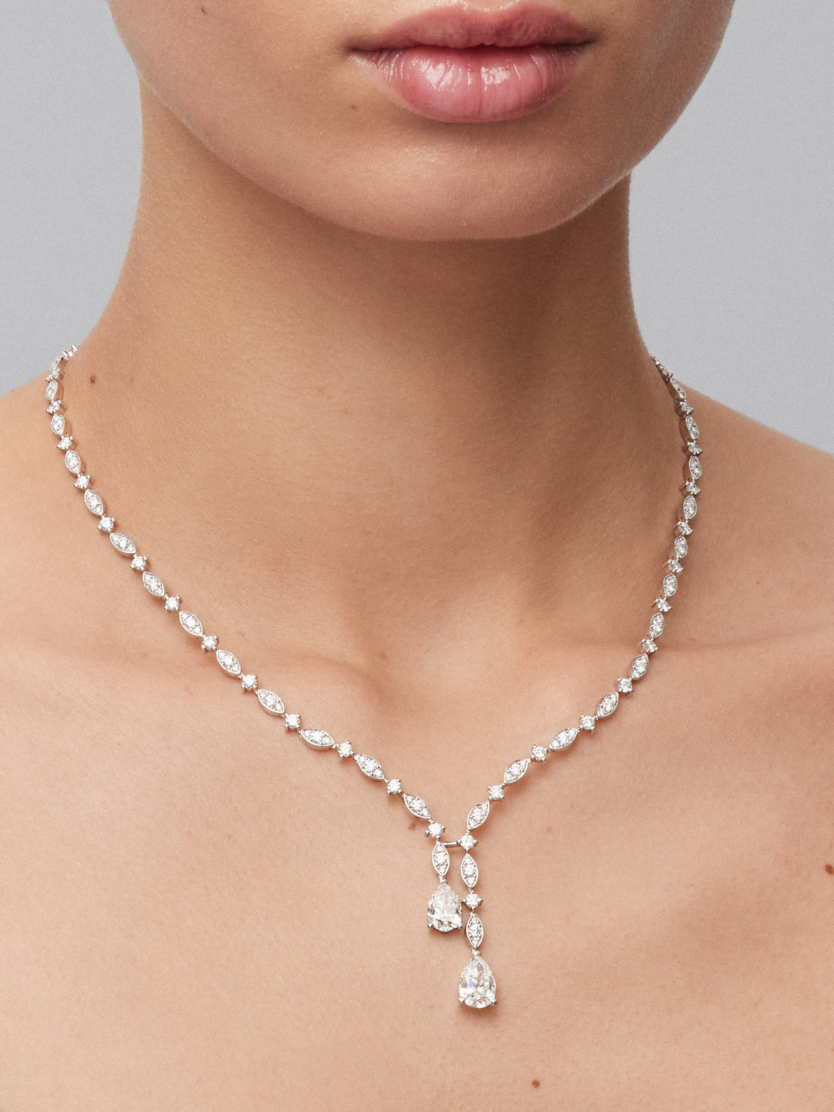 Collar de oro blanco de 18K con diamantes blancos en talla pera de 3,51 cts y diamantes blancos en talla brillante 6,32cts