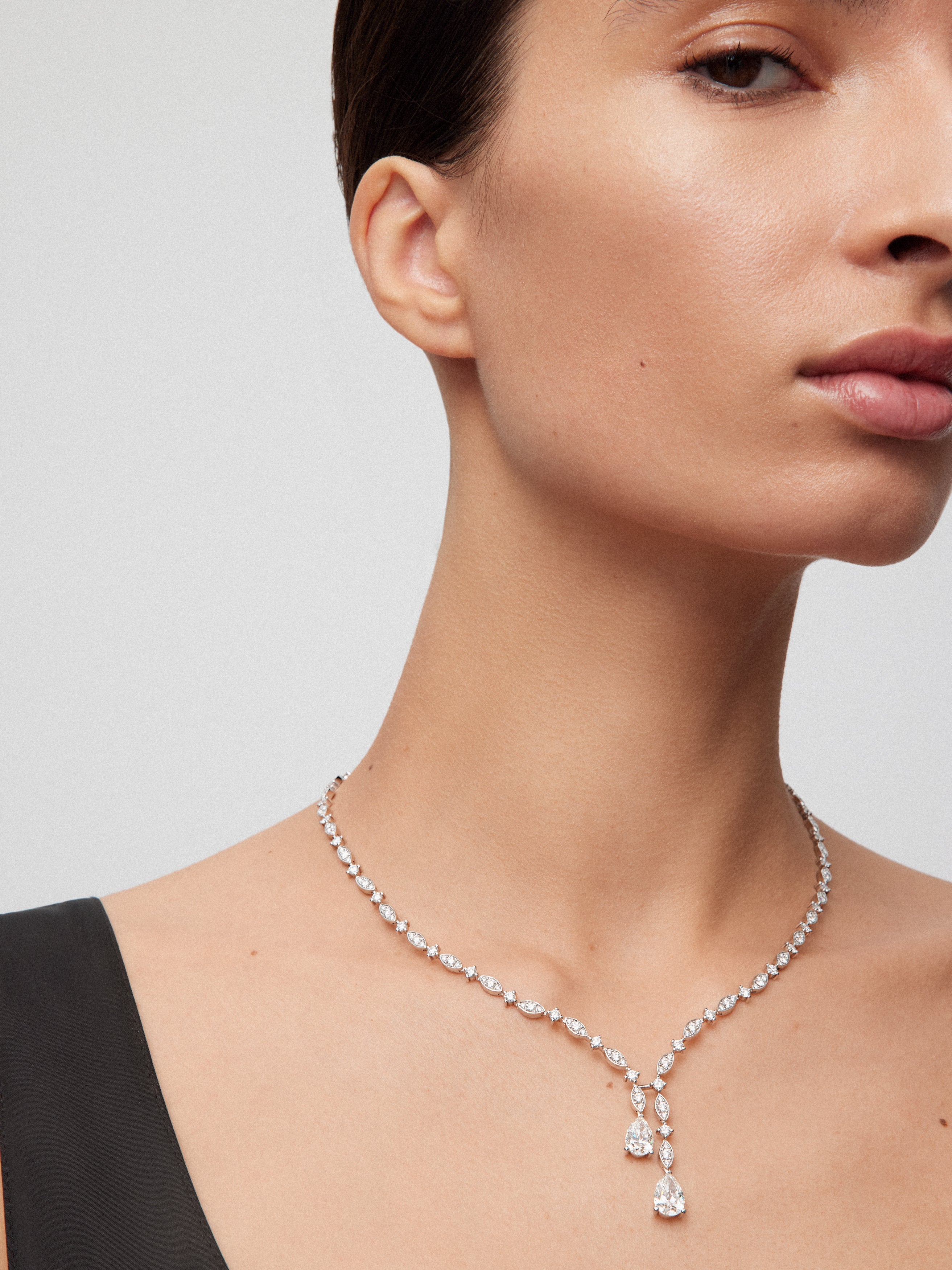 Collar de oro blanco de 18K con diamantes blancos en talla pera de 3,51 cts y diamantes blancos en talla brillante 6,32cts