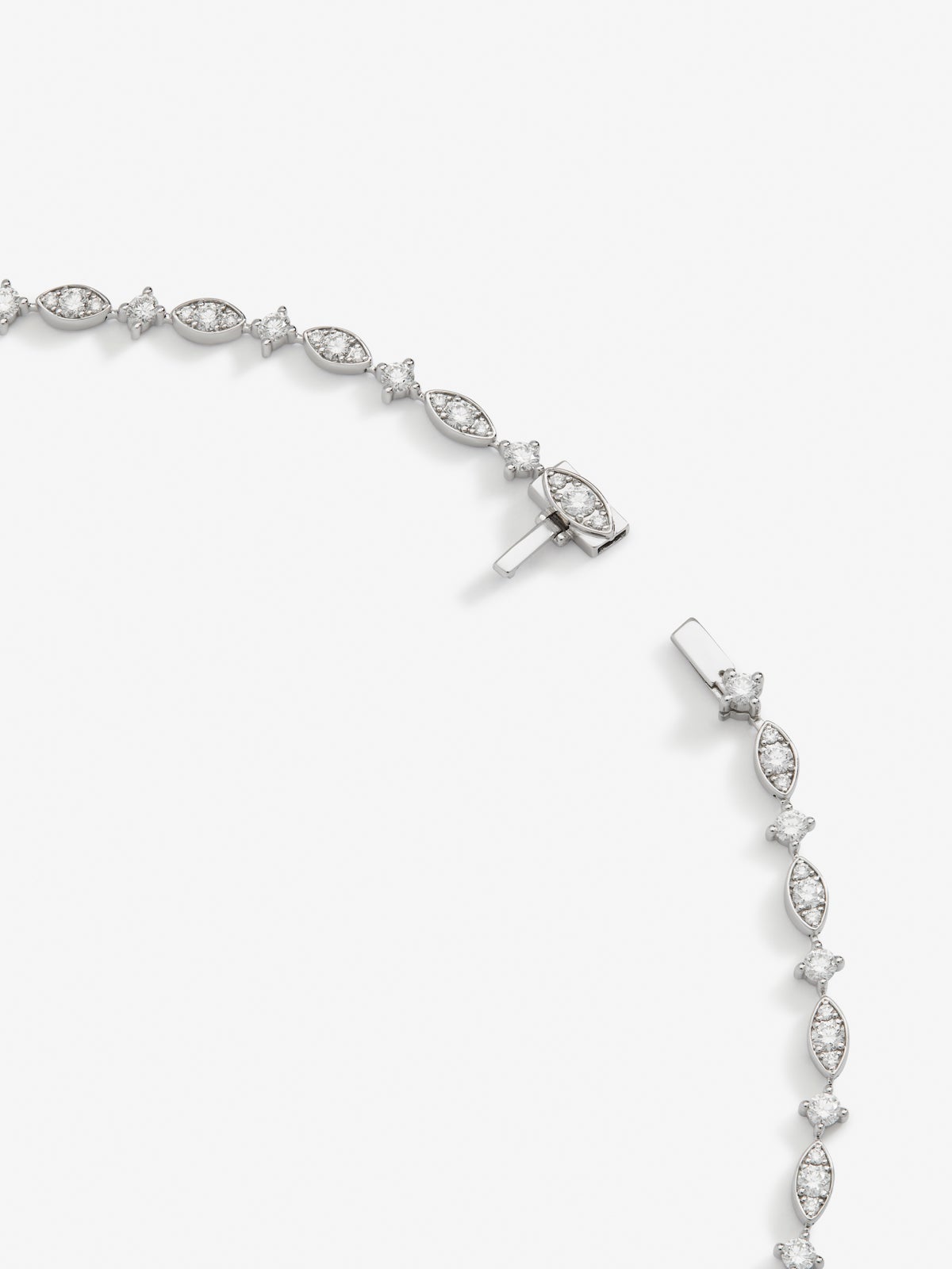 Collar de oro blanco de 18K con zafiros azul intenso en talla pera y diamantes blancos en talla brillante de 6,48 cts