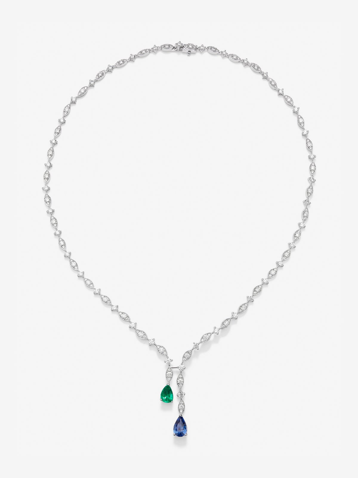 Collar de oro blanco de 18K con zafiro azul intenso en talla pera de 1,76 cts, esmeralda verde en talla pera de 0,96 cts y 163 diamantes en talla brillante con un total de 6,48 cts