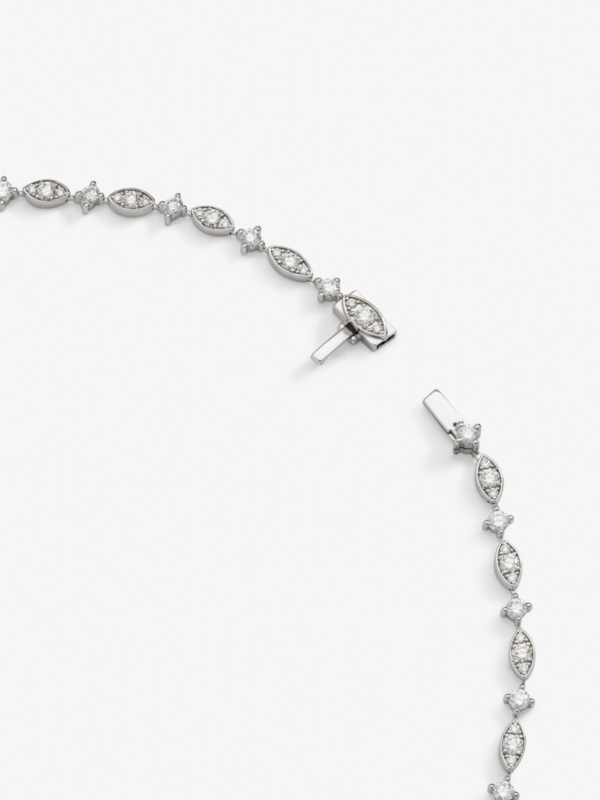 Collar de oro blanco de 18K con zafiro azul intenso en talla pera de 1,76 cts, esmeralda verde en talla pera de 0,96 cts y 163 diamantes en talla brillante con un total de 6,48 cts