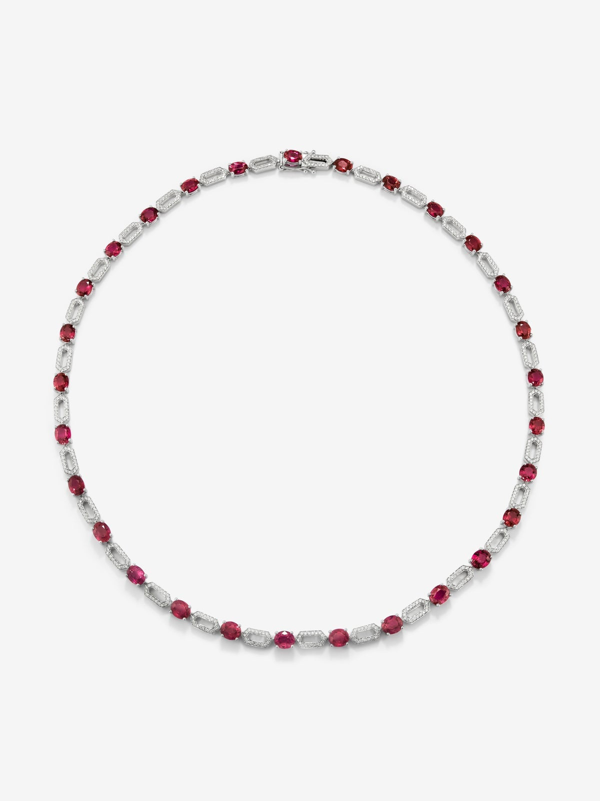 Collar de oro blanco de 18K con 29 rubíes rojos en talla oval con un total de 18,04 cts y 522 diamantes en talla brillante con un total de 1,31 cts