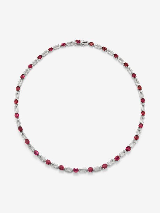 Collar de oro blanco de 18K con 29 rubíes rojos en talla oval con un total de 18,04 cts y 522 diamantes en talla brillante con un total de 1,31 cts