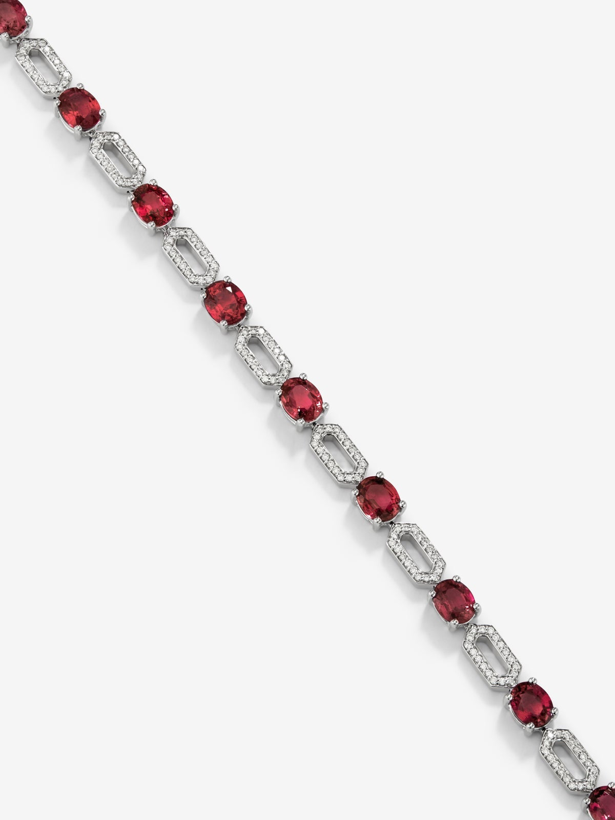 Collar de oro blanco de 18K con 29 rubíes rojos en talla oval con un total de 18,04 cts y 522 diamantes en talla brillante con un total de 1,31 cts