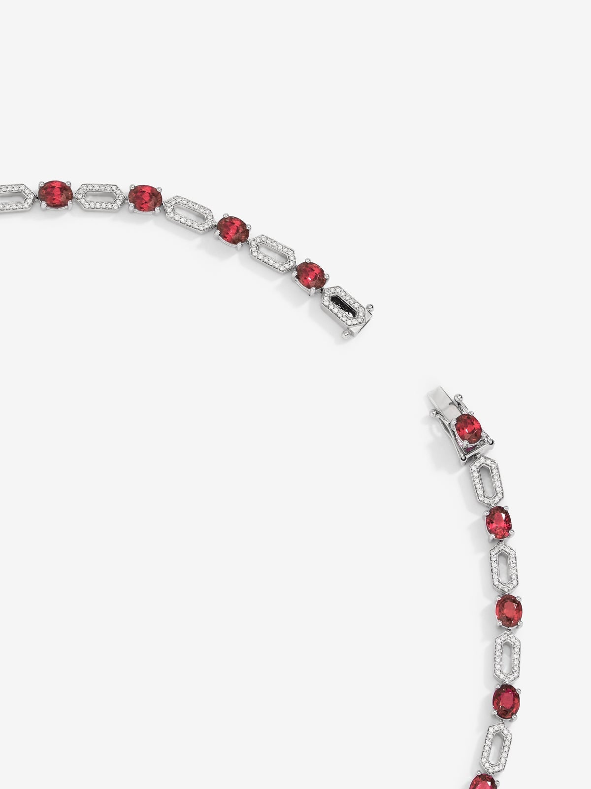 Collar de oro blanco de 18K con 29 rubíes rojos en talla oval con un total de 18,04 cts y 522 diamantes en talla brillante con un total de 1,31 cts