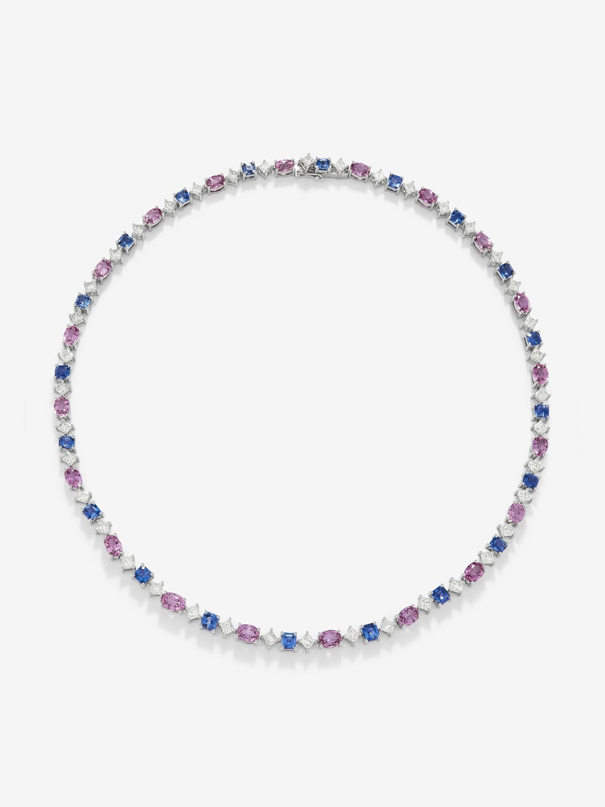 Collar rivière de oro blanco de 18K con zafiros azules en talla octogonal de 7,54 cts, zafiros rosas en talla oval de 14,88 cts y diamantes blancos en talla princesa de 6,16 cts