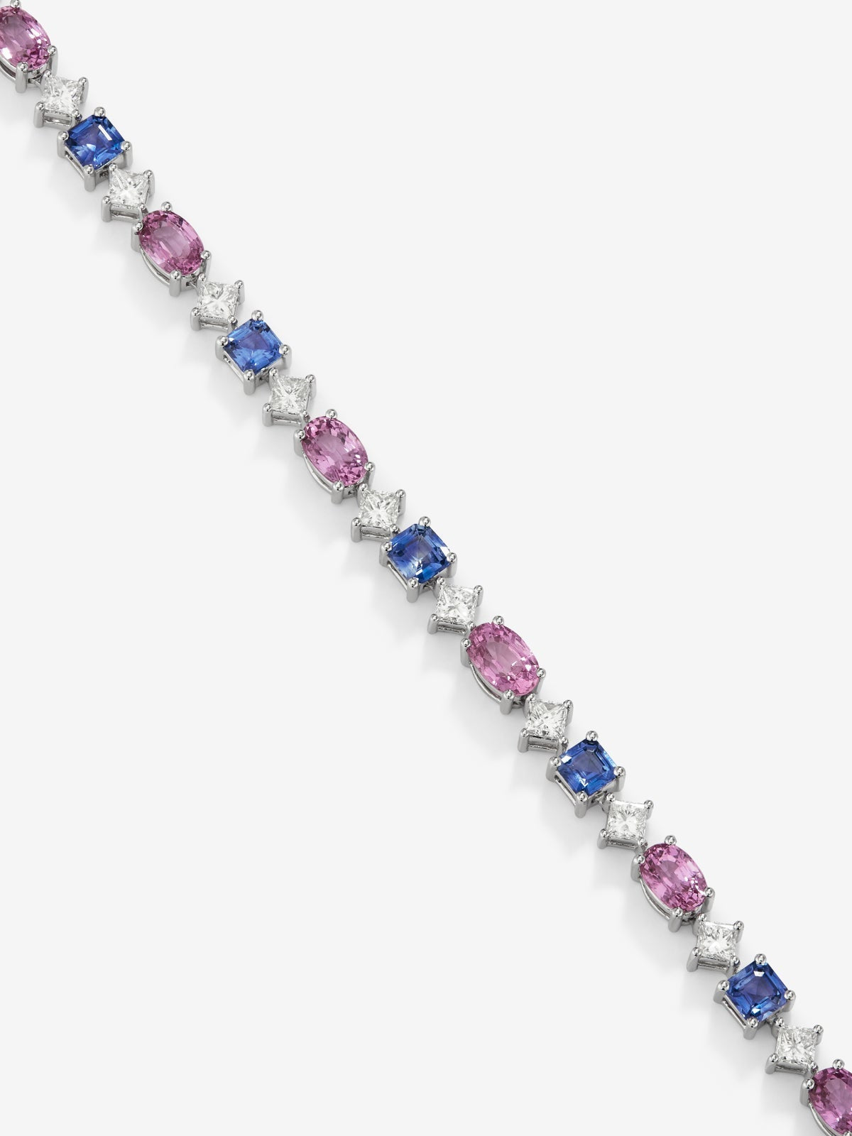 Collar rivière de oro blanco de 18K con zafiros azules en talla octogonal de 7,54 cts, zafiros rosas en talla oval de 14,88 cts y diamantes blancos en talla princesa de 6,16 cts