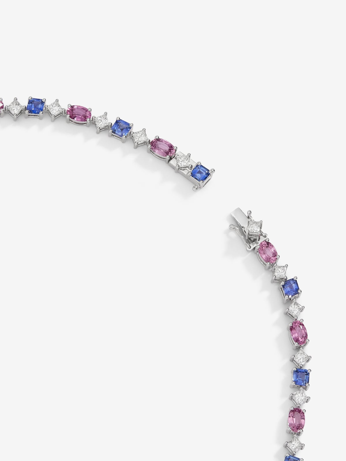 Collar rivière de oro blanco de 18K con zafiros azules en talla octogonal de 7,54 cts, zafiros rosas en talla oval de 14,88 cts y diamantes blancos en talla princesa de 6,16 cts