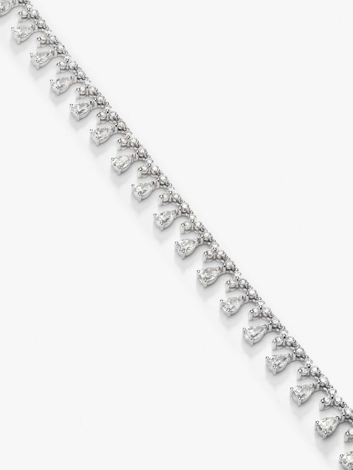 Collar rivière de oro blanco de 18K con diamantes blancos en talla pera y brillante de 6,06 cts