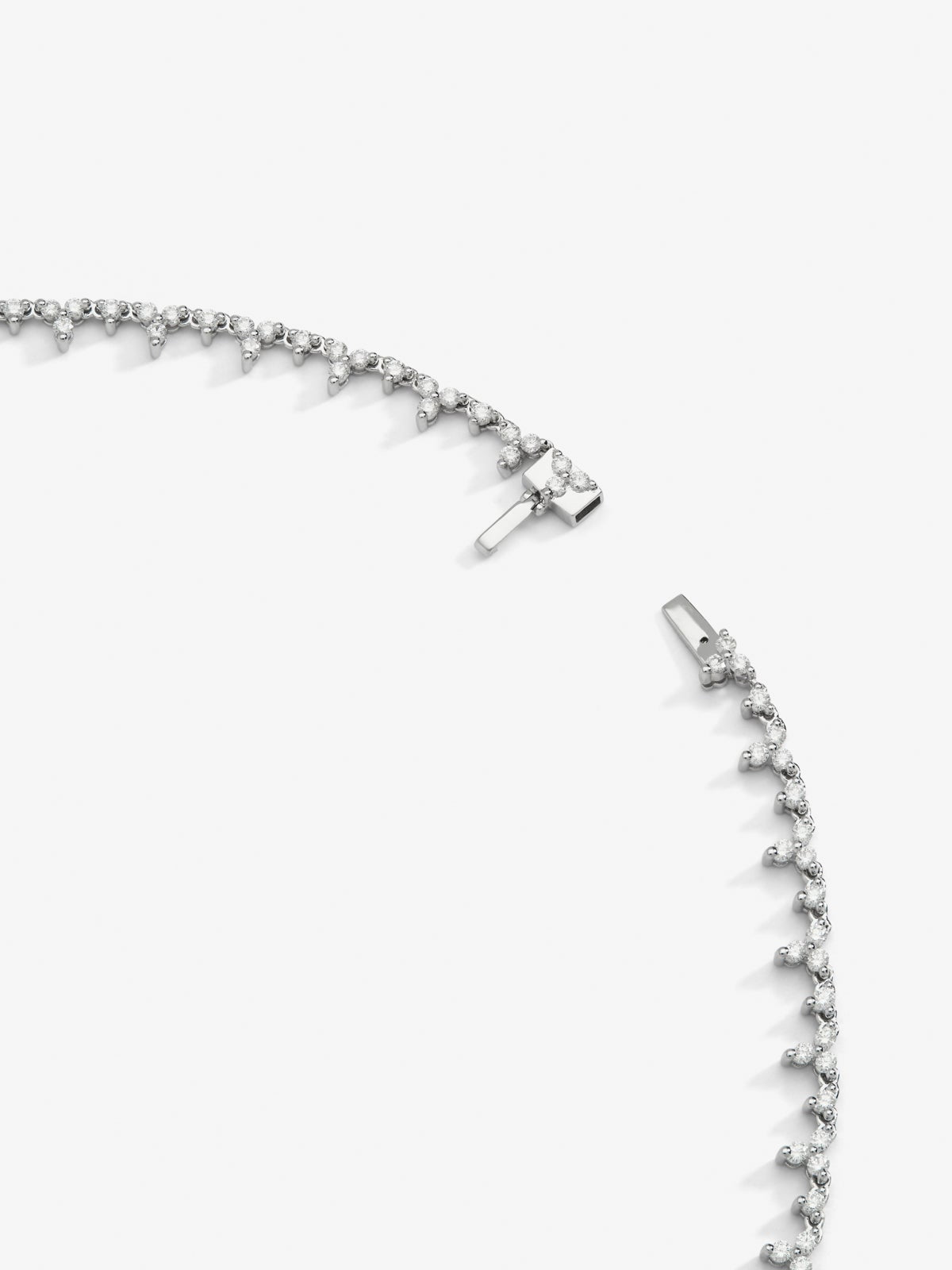 Collar rivière de oro blanco de 18K con diamantes blancos en talla pera y brillante de 6,06 cts