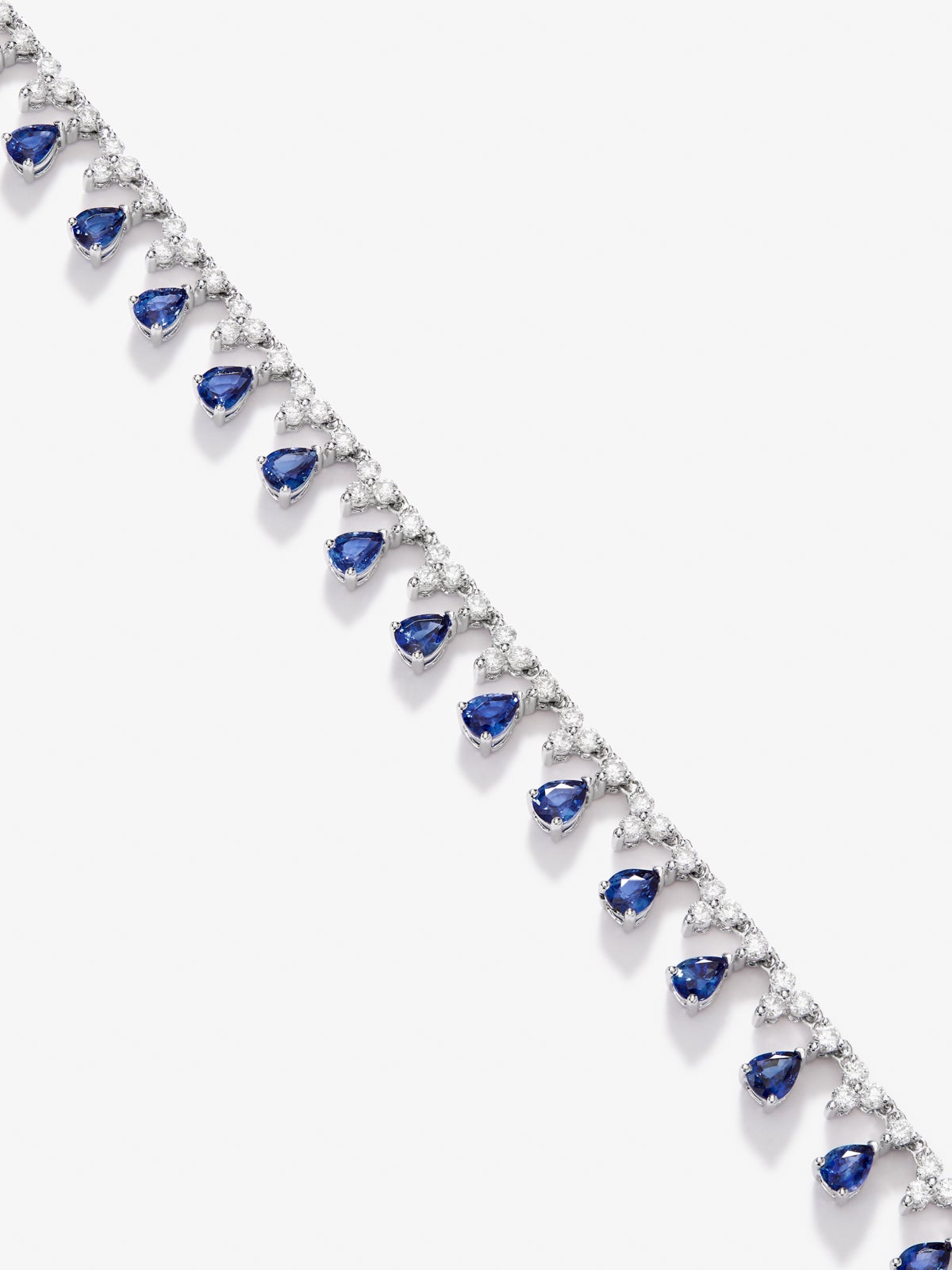 Collar rivière de oro blanco de 18K con 25 zafiros azules en talla pera con un total de 7,12 cts y 210 diamantes en talla brillante con un total de 6,13 cts
