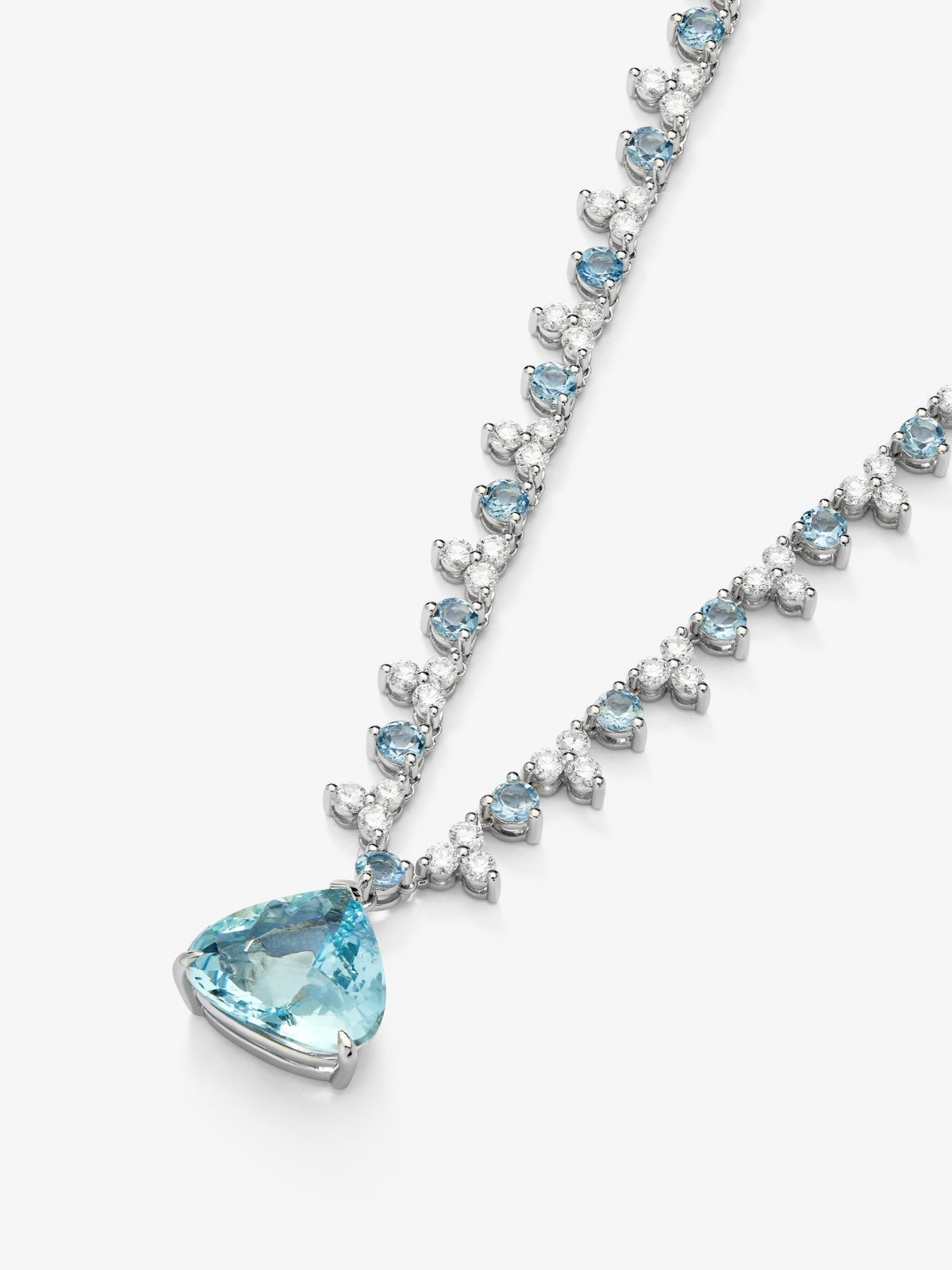 Collar rivière de oro blanco de 18K con aguamarina en talla pera de 5,88 cts,38  aguamarinas en talla brillante con un total de 5,41 cts y 114 diamantes en talla brillante con un total de 6,27 cts