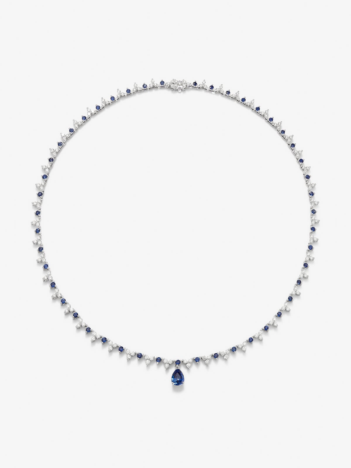 Collar de oro blanco de 18K con zafiro azul royal en talla pera de 1,25 cts, zafiros azules en talla brillante de 2,96 y diamantes blancos en talla brillante de 4,27 cts