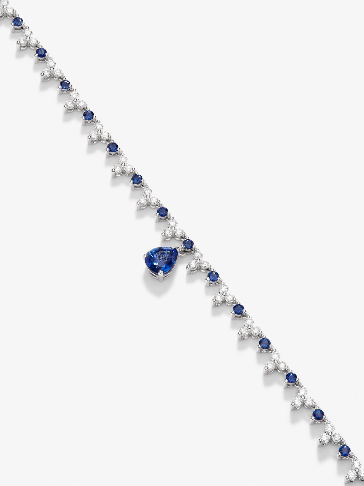 Collar de oro blanco de 18K con zafiro azul royal en talla pera de 1,25 cts, zafiros azules en talla brillante de 2,96 y diamantes blancos en talla brillante de 4,27 cts