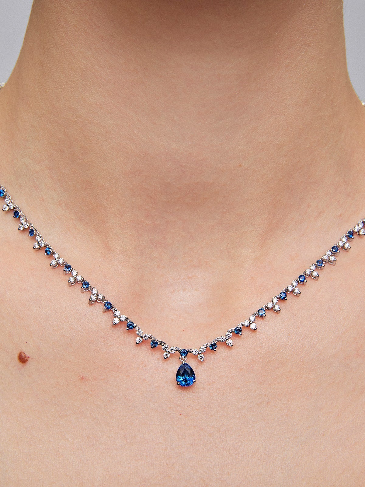 Collar de oro blanco de 18K con zafiro azul royal en talla pera de 1,25 cts, zafiros azules en talla brillante de 2,96 y diamantes blancos en talla brillante de 4,27 cts