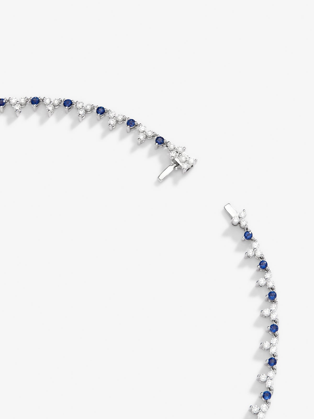 Collar de oro blanco de 18K con zafiro azul royal en talla pera de 1,25 cts, zafiros azules en talla brillante de 2,96 y diamantes blancos en talla brillante de 4,27 cts