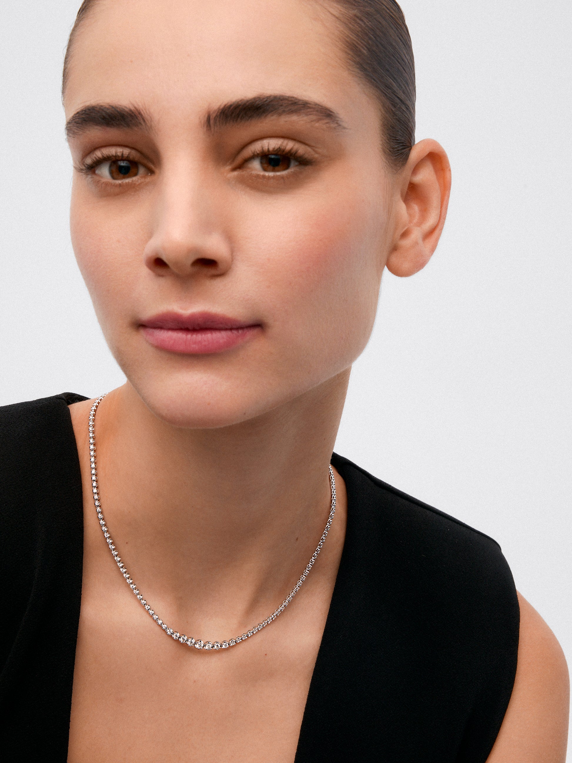 Collar rivière de oro blanco de 18K con 111 diamantes en talla brillante con un total de 2,86 cts