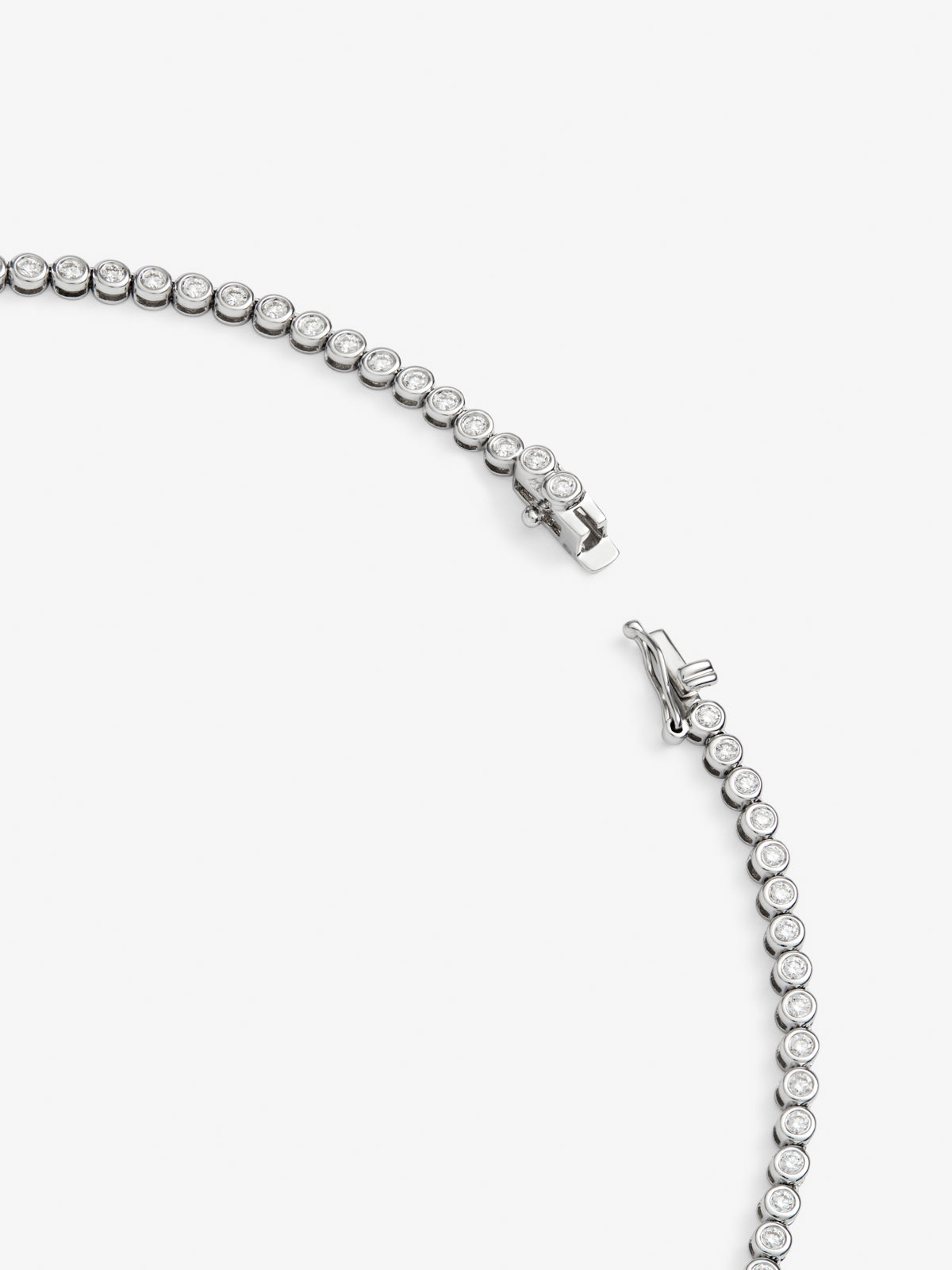 Collar rivière de oro blanco de 18K con 128 diamantes en talla brillante con un total de 3,2 cts