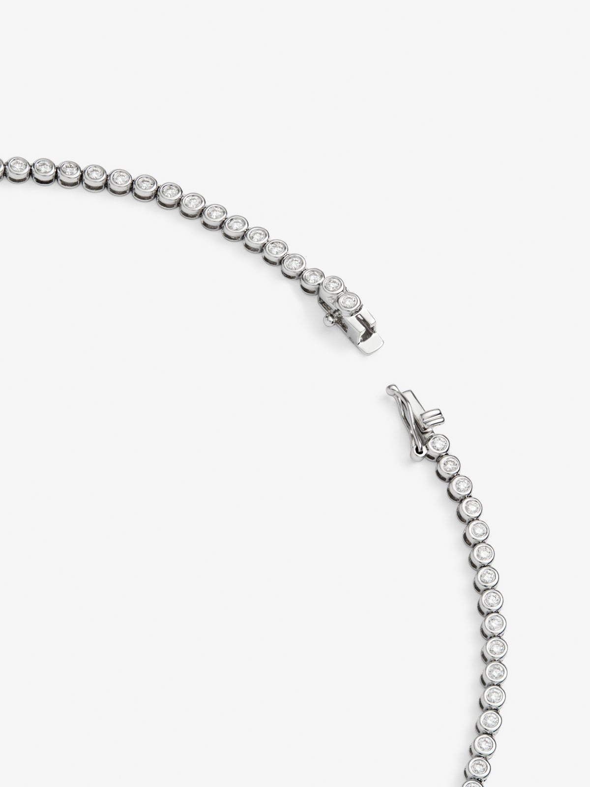Collar rivière de oro blanco de 18K con 128 diamantes en talla brillante con un total de 3,2 cts