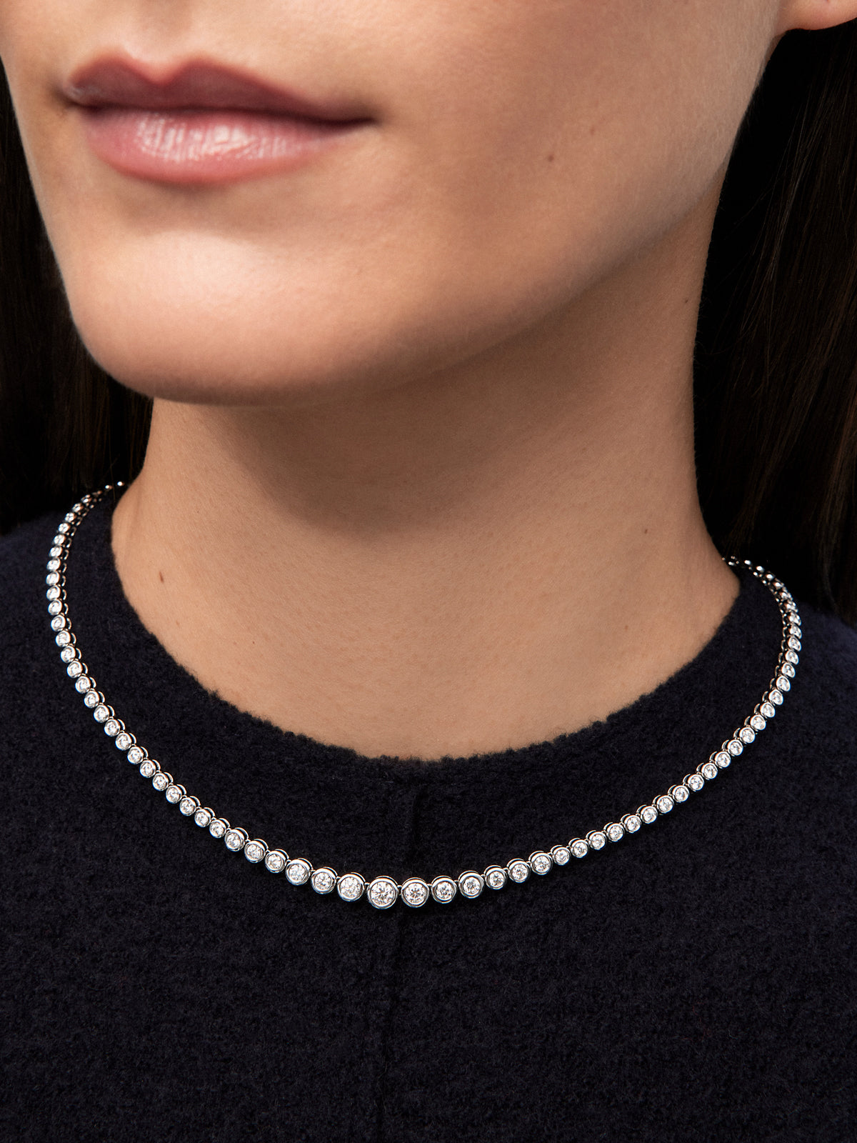 Collar rivière de oro blanco de 18K con 110 diamantes en talla brillante con un total de 4,89 cts