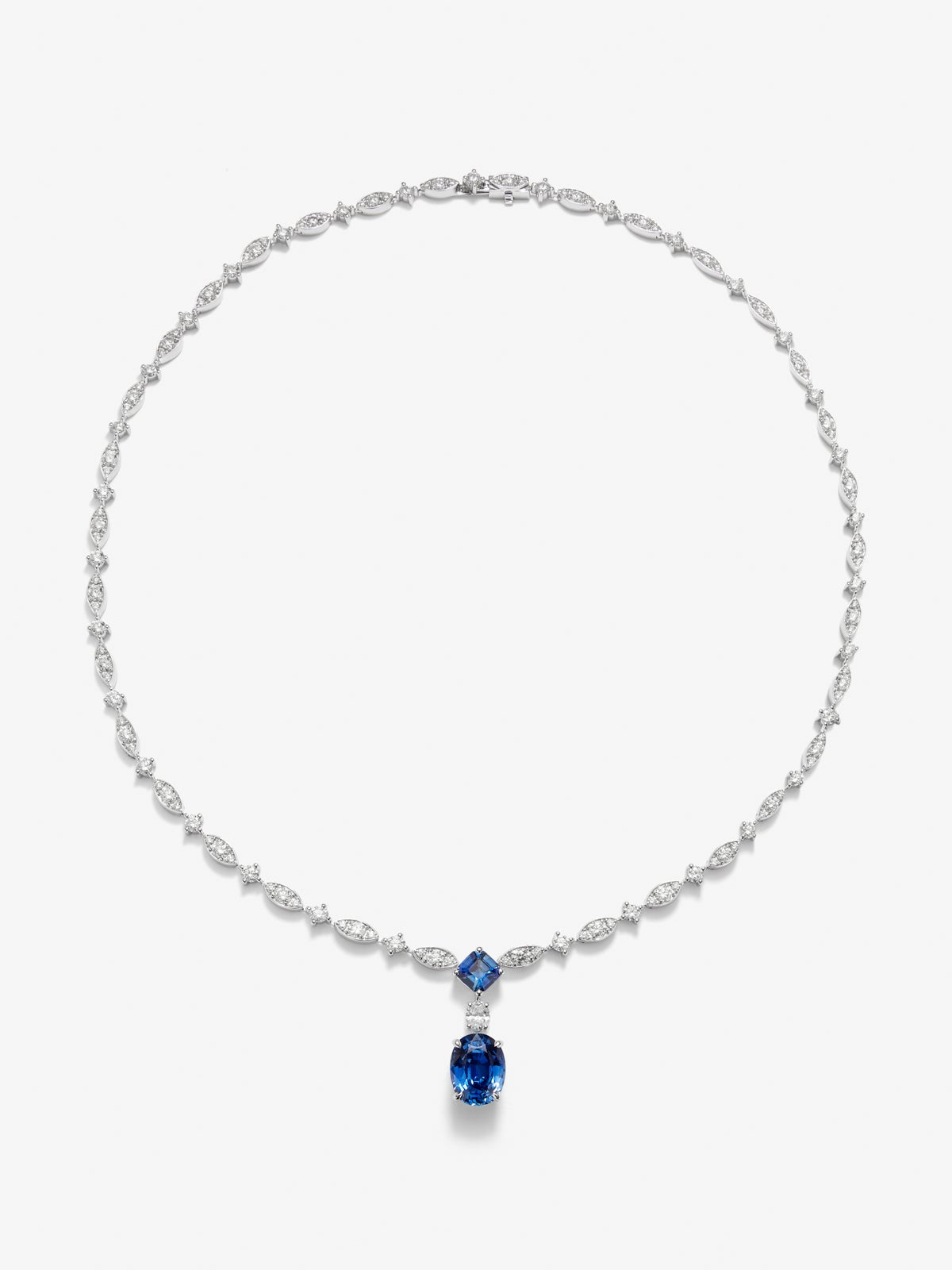 Collar de oro blanco de 18K con zafiro azul royal en talla oval de 5,05 cts, zafiros azules en talla octogonal 1,04 cts y diamantes blancos en talla brillante de 7,59 cts