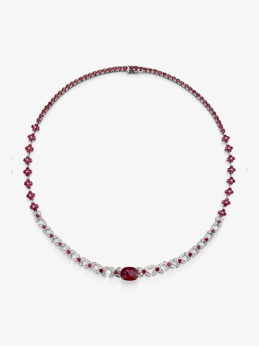 Collar de oro blanco de 18K con rubí rojos pigeon blod en talla oval de 5,04 cts, rubíes rojos en talla brillante de 13 cts y diamantes blancos en talla brillante de 1,11 cts