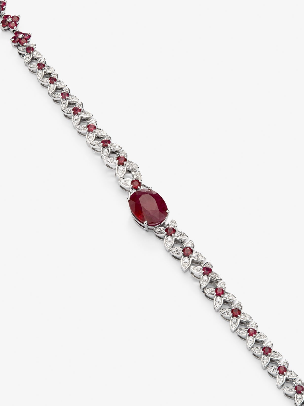 Collar de oro blanco de 18K con rubí rojos pigeon blod en talla oval de 5,04 cts, rubíes rojos en talla brillante de 13 cts y diamantes blancos en talla brillante de 1,11 cts
