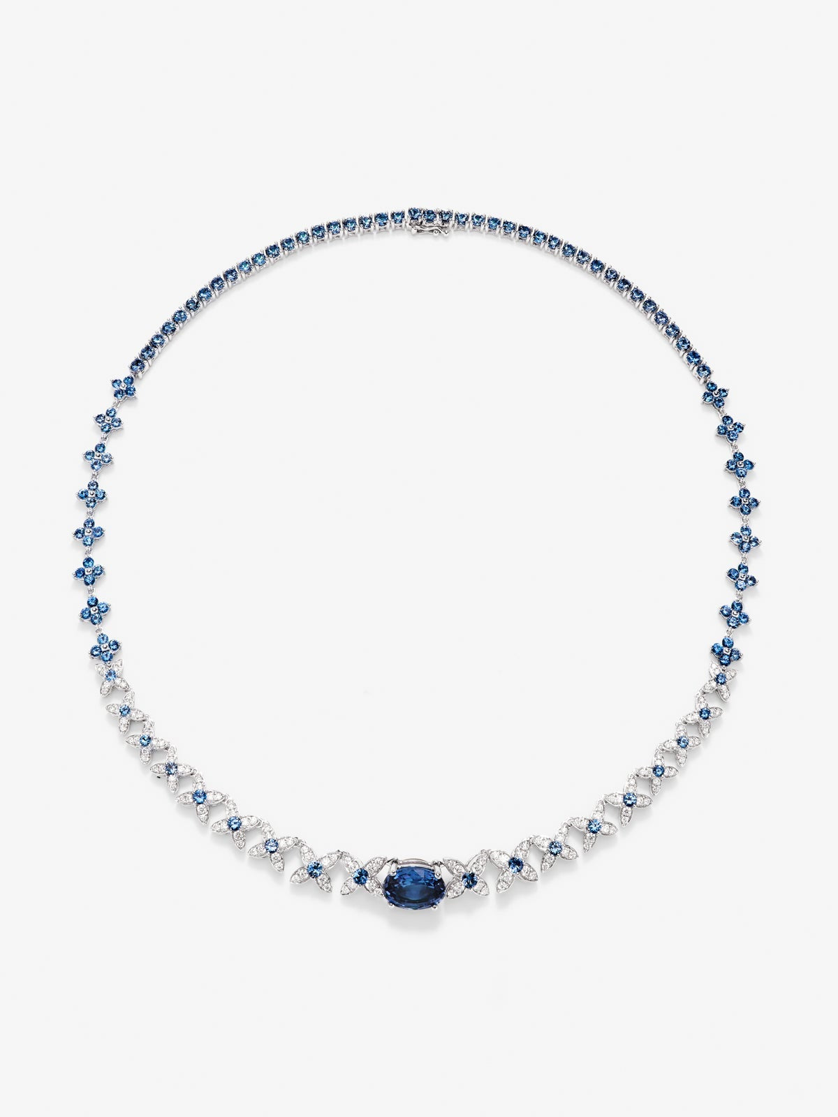 Collar rivière de oro blanco de 18K con zafiro azul royal en talla oval de 3,78 cts, 129 zafiros azules en talla brillante con un total de 15,9 cts y 144 diamantes blancos en talla brillante con un total de 1,66 cts