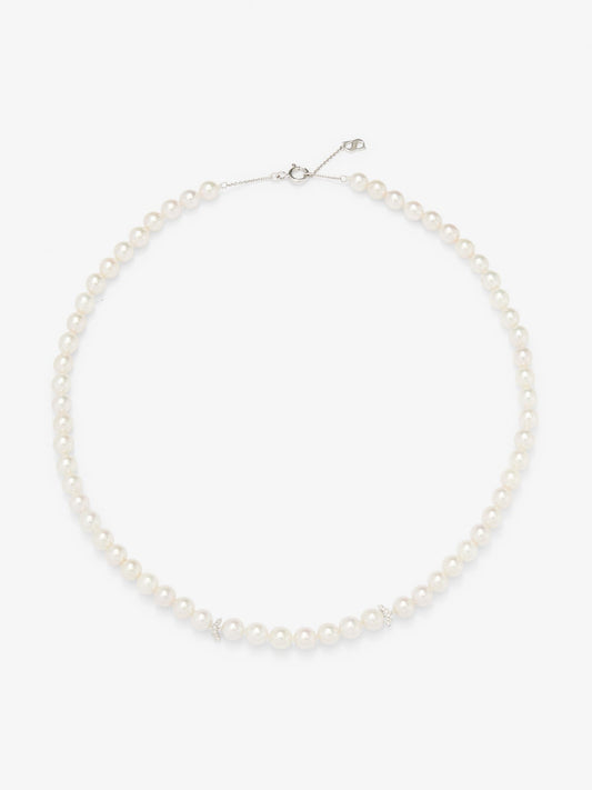 Collar de oro blanco de 18K con perlas akoya