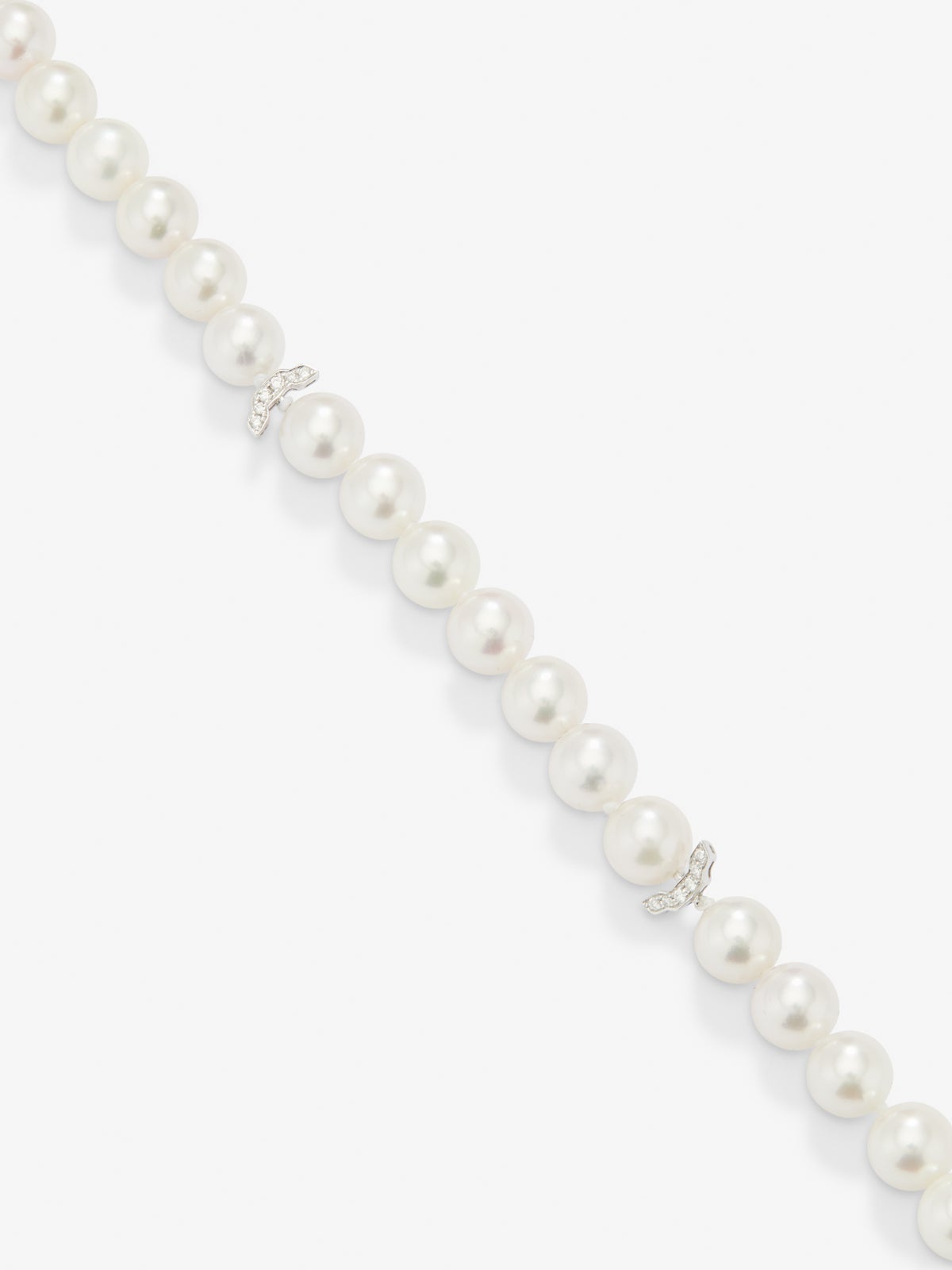 Collar de oro blanco de 18K con perlas akoya