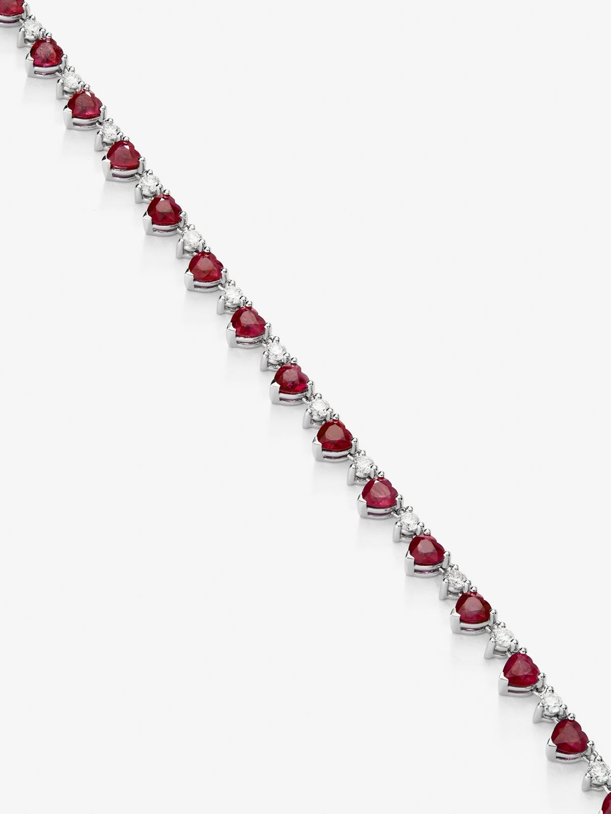 Collar de oro blanco de 18K con rubíes rojos en talla brillante y corazón de 12,79 cts y diamantes en talla brillante de 1,42 cts