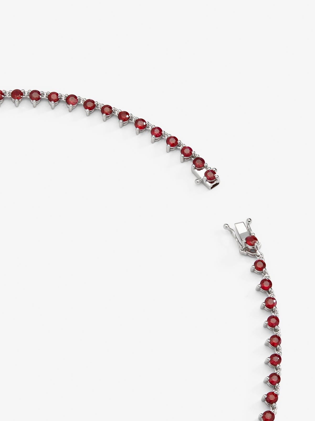 Collar de oro blanco de 18K con rubíes rojos en talla brillante y corazón de 12,79 cts y diamantes en talla brillante de 1,42 cts