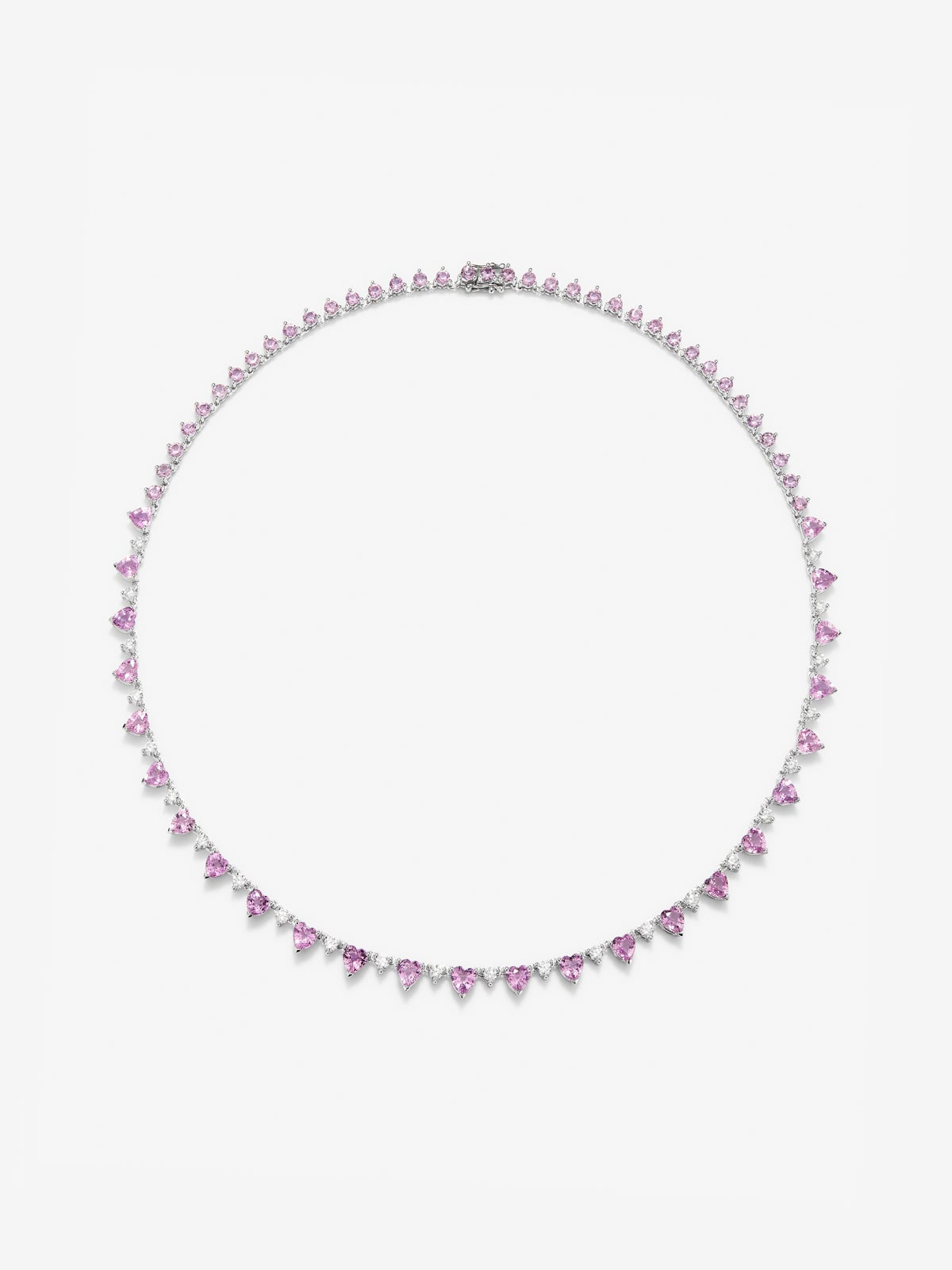 Collar de oro blanco de 18K con 25 zafiros rosas en talla corazón con un total de 10,59 cts, 37 en talla brillante con un total de 4,72 cts y 24 diamantes en talla brillante con un total de 1,51 cts