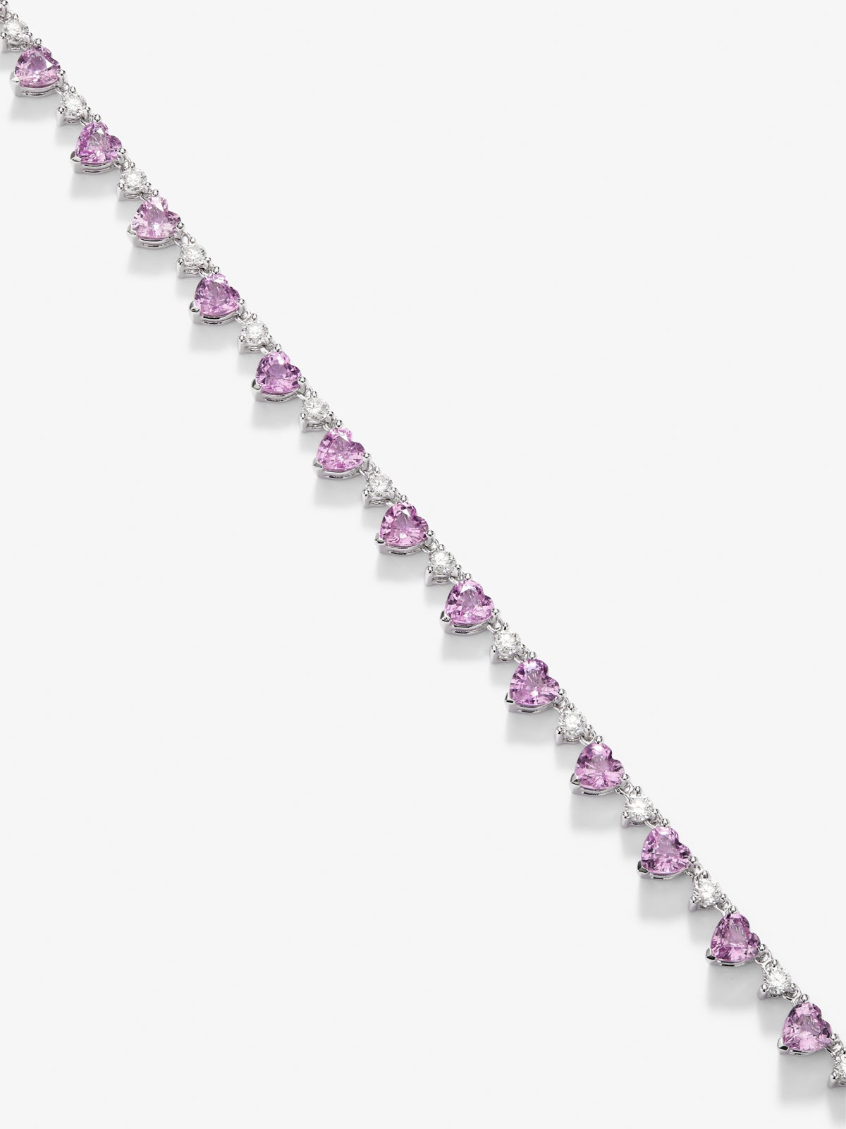 Collar de oro blanco de 18K con 25 zafiros rosas en talla corazón con un total de 10,59 cts, 37 en talla brillante con un total de 4,72 cts y 24 diamantes en talla brillante con un total de 1,51 cts