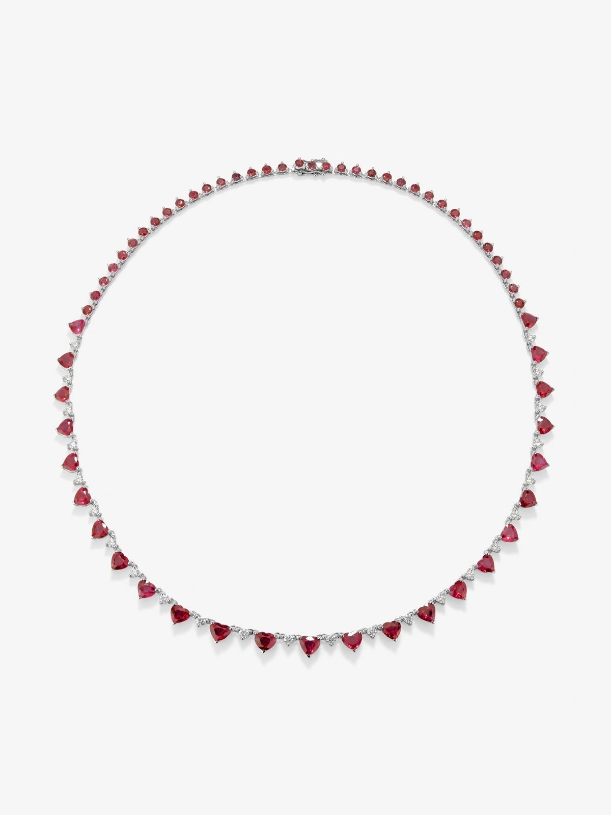 Collar de oro blanco de 18K con 25 rubíes rojos en talla corazón con un total de 11,59 cts, 36 en talla brillante con un total de 5,44 cts y 24 diamantes en talla brillante con un total de 1,3 cts