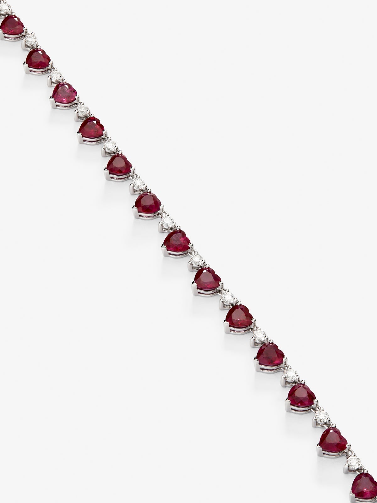 Collar de oro blanco de 18K con 25 rubíes rojos en talla corazón con un total de 11,59 cts, 36 en talla brillante con un total de 5,44 cts y 24 diamantes en talla brillante con un total de 1,3 cts